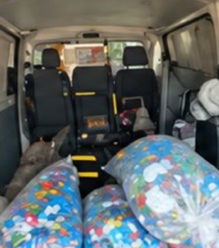 Sacs remplis de bouchons en plastique chargés dans une camionnette